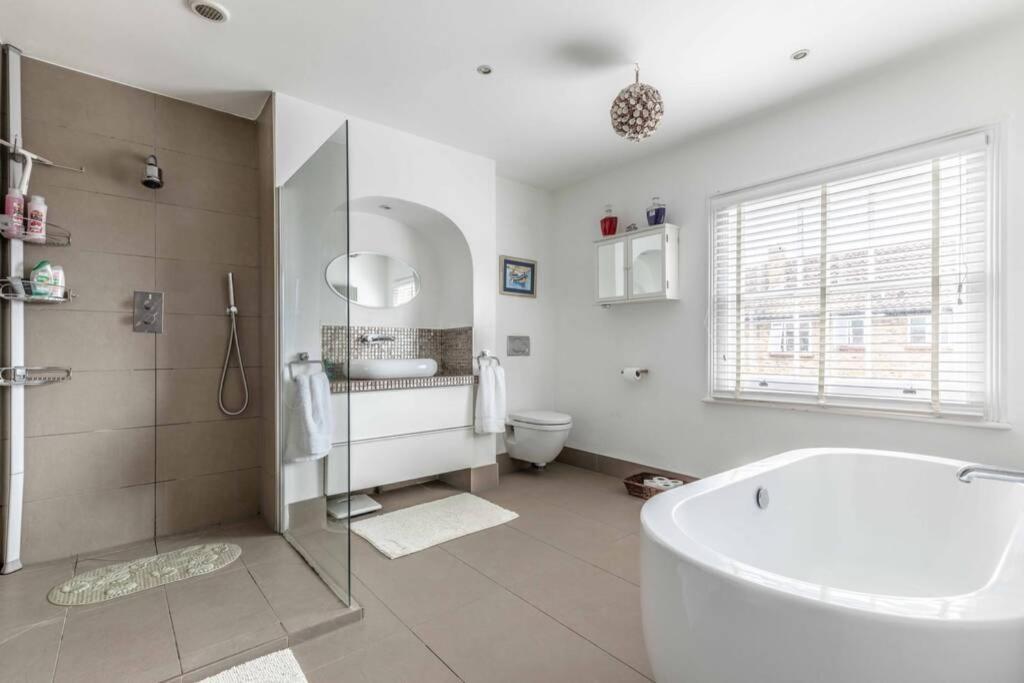Windsor Town Centre Victorian Townhouse Sleeps 6 Villa Exterior photo
